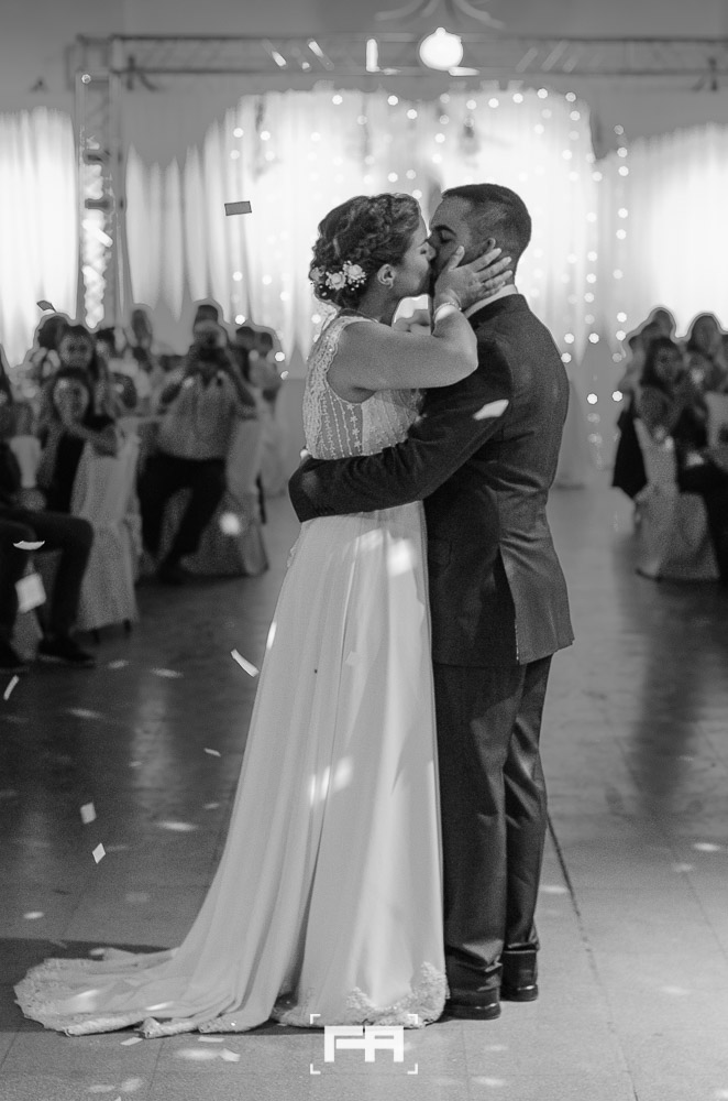 sesión-de-fotos-de-parejas-divertidas-fotografo-profesional